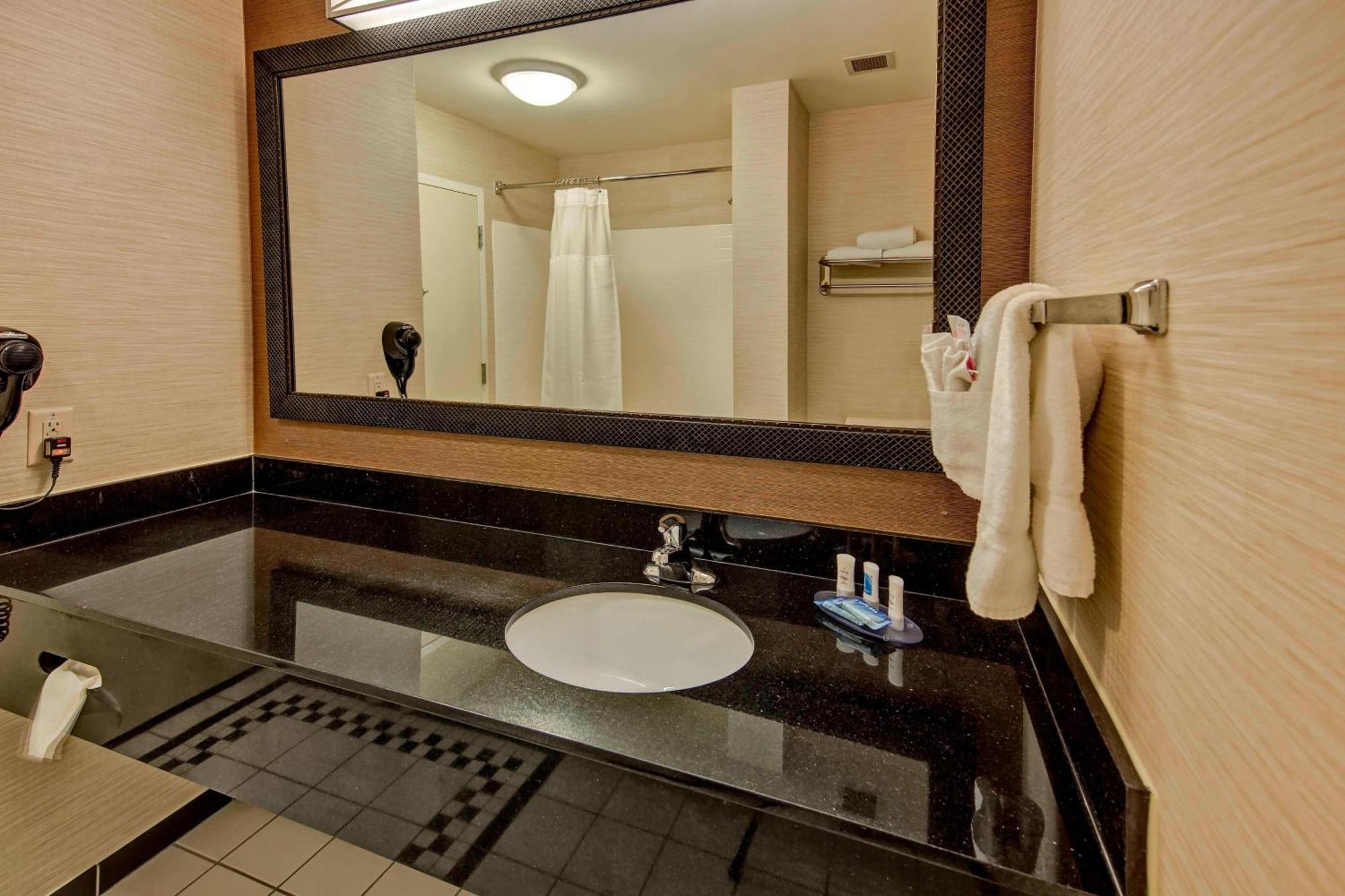 Fairfield Inn And Suites By Marriott Oklahoma City Airport Exterior photo